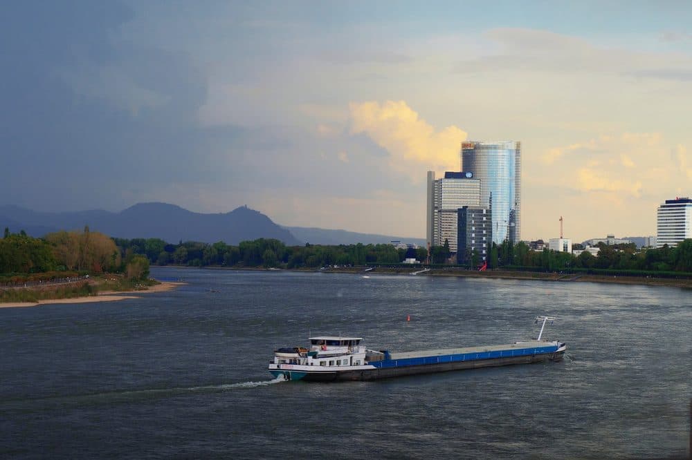 Rheinufer in Bonn mit dem Post Tower.