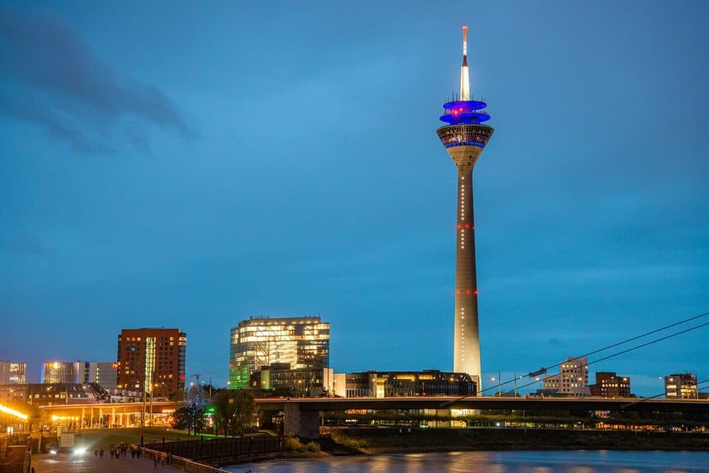 Der Rheinturm in Düsseldorf bei blauer Stunde.