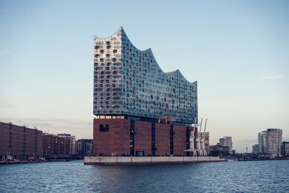Die Elbphilharmonie in Hamburg am Hafenwasser.